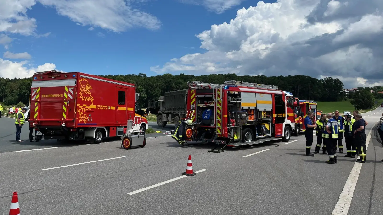 Der Unfall passierte an der Kreuzung der zwei Bundesstraßen 14 und 299 kurz vor Gebenbach. Im Hintergrund ist der beteiligte MAN-Lkw der britischen Streitkräfte zu sehen. Er befand sich auf dem Weg nach Grafenwöhr. (Bild: Wolfgang Steinbacher)