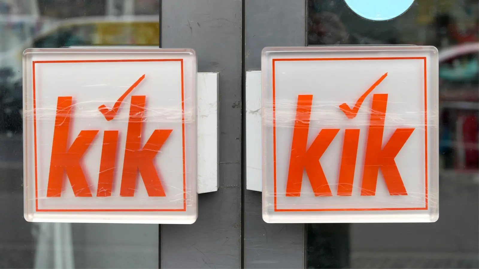 Der Textilwaren-Discounter Kik will in Deutschland 150 Filialen schließen. Ob es dabei auch Geschäfte in der Oberpfalz trifft, ist derzeit noch unklar. (Archivbild: Soeren Stache/dpa)