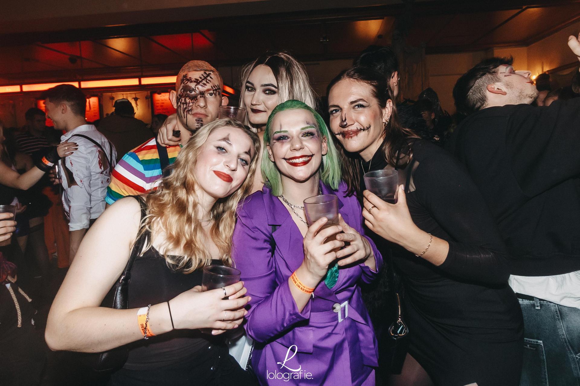„Creepy Carneval” - das war das Motto der Halloween-Nacht im Casino. Und creepy waren auch viele der Partygäste mit ihren Verkleidungen. (Bild: Leonie Hartung)