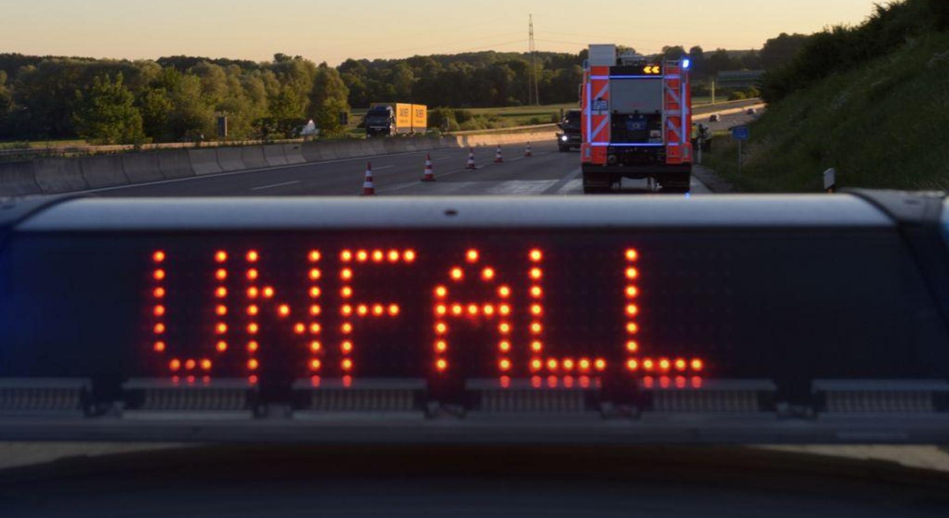 Nach einer Unfallflucht in Köfering ermittelt die Polizei.  (Bild: Stefan Puchner/dpa/Symbolbild)