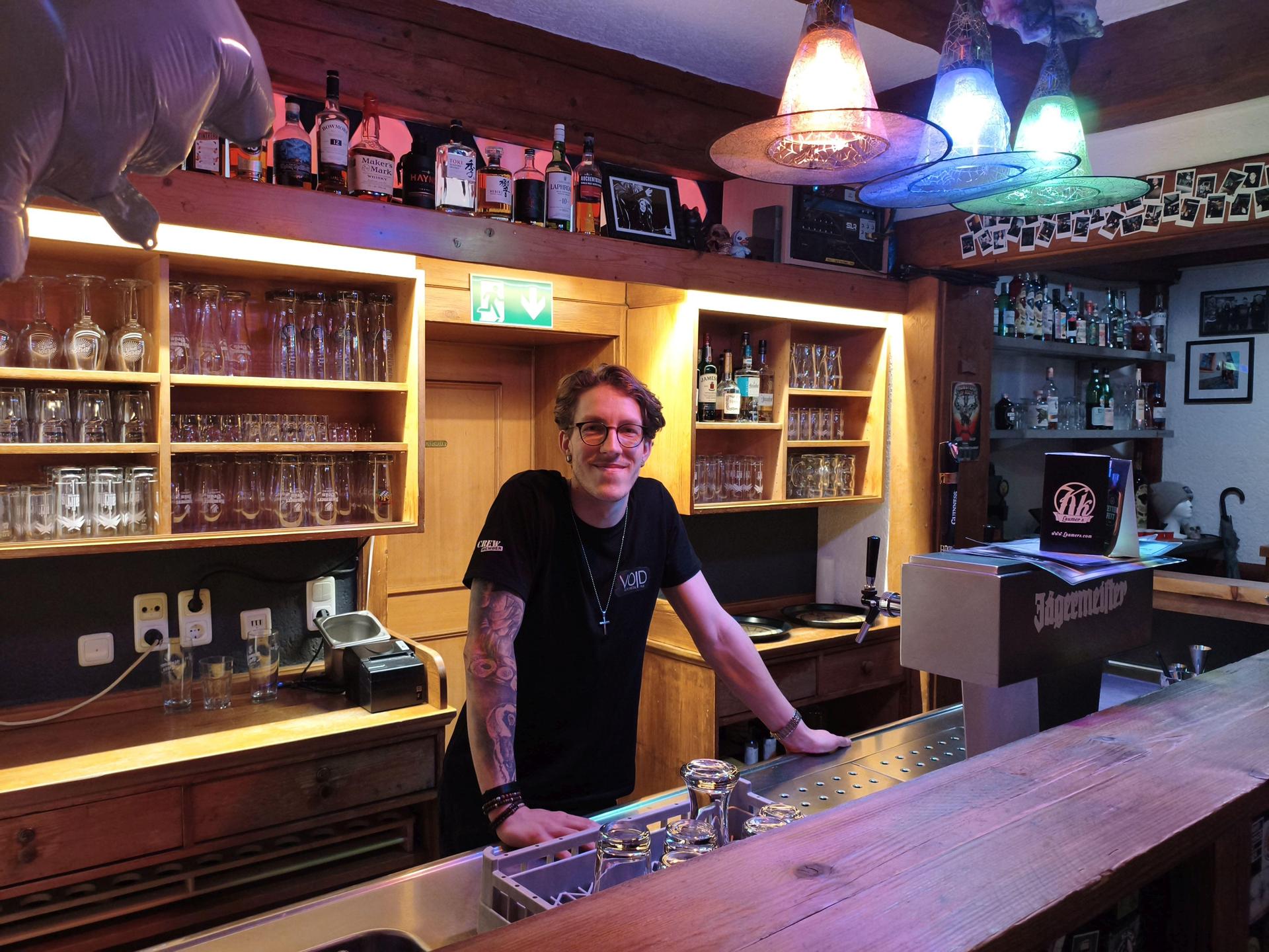 Kilian Naujoks ist der neue Chef im Metal-Pub „Void” in Amberg. (Bild: wpt)