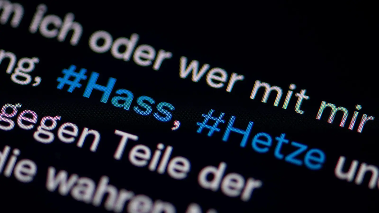 Im Zuge des Aktionstags gegen Hasspostings in Bayern gab es Durchsuchungen und Vernehmungen – auch im Landkreis Neustadt an der Waldnaab. (Symbolbild: Fabian Sommer/dpa)