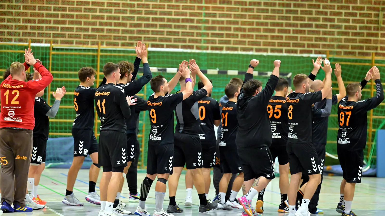 Freude bei den Spielern der HG Amberg. Sie gewannen das Derby gegen den TV Wackersdorf und sind nun Spitzenreiter der Handball-Bezirksoberliga.  (Archivbild: Hubert Ziegler)