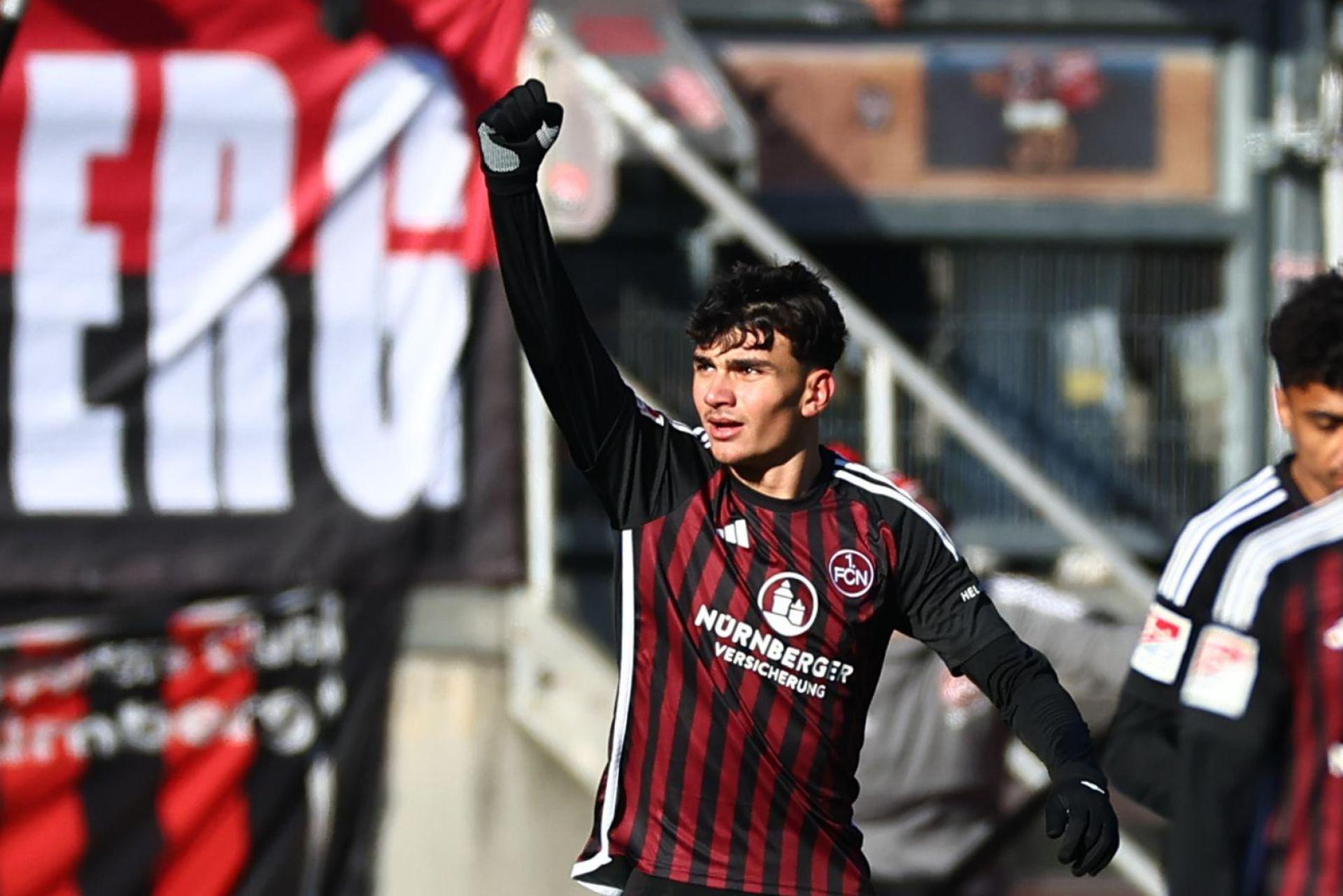 Der Nürnberger Can Yilmaz Uzun jubelt über seinen Treffer zum 1:0. (Bild: Daniel Karmann/dpa)