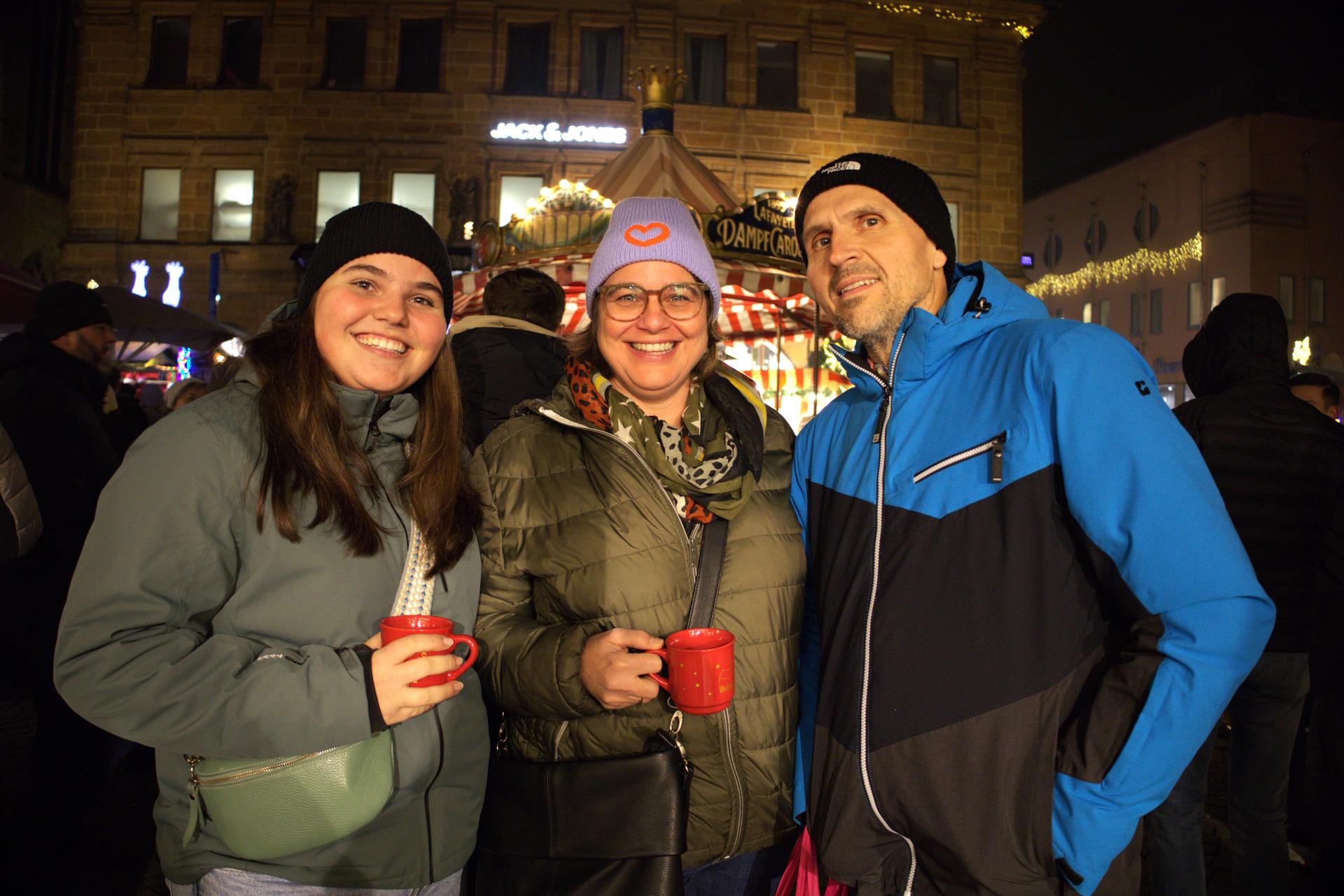 Karaoke auf dem Amberger Weihnachtsmarkt. Das sind die besten Bilder. (Bild: mni)