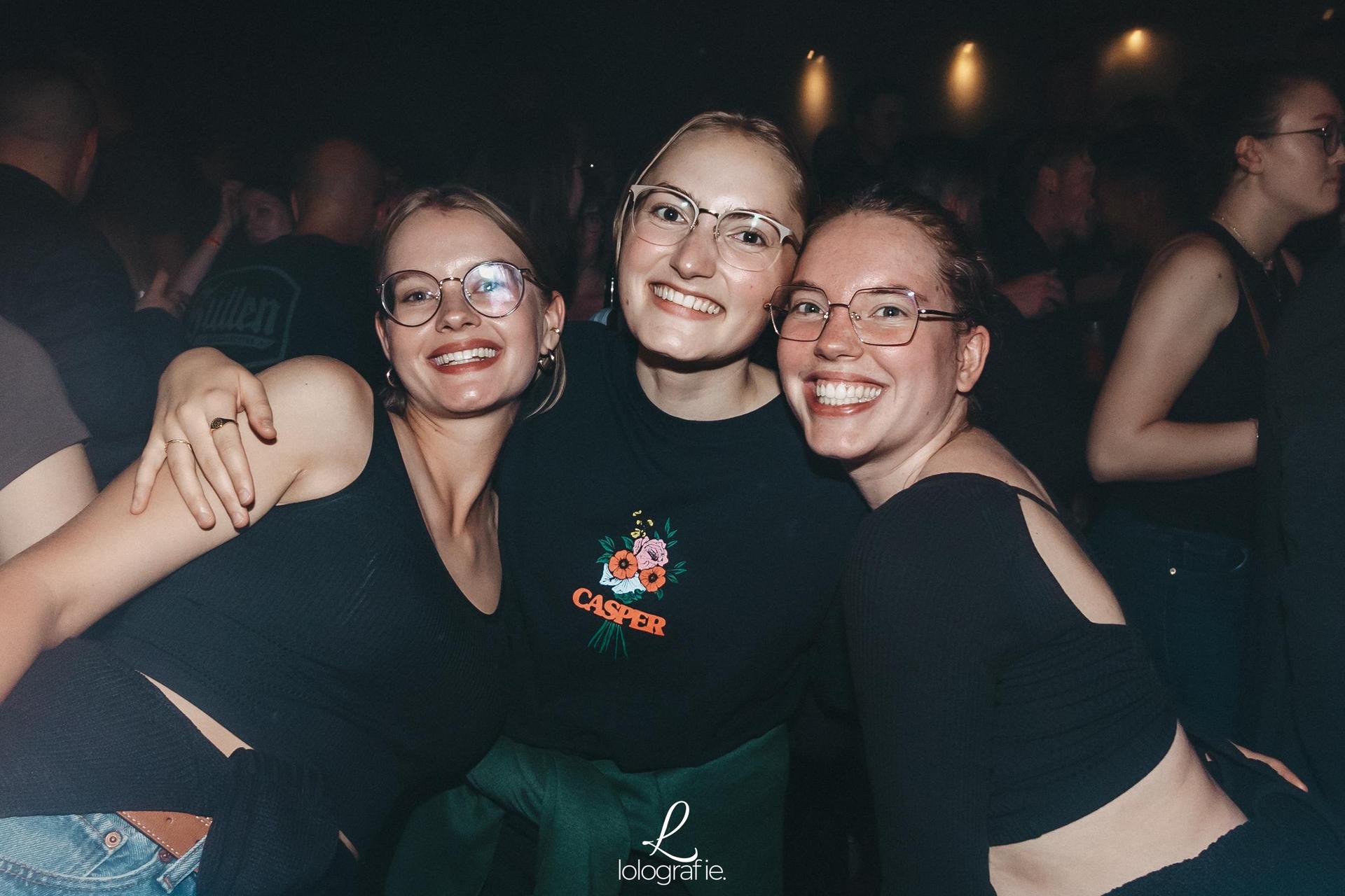 80's, 90's und 2000er: Die Fotos von Amberg tanzt im Trio. (Bild: Leonie Hartung)