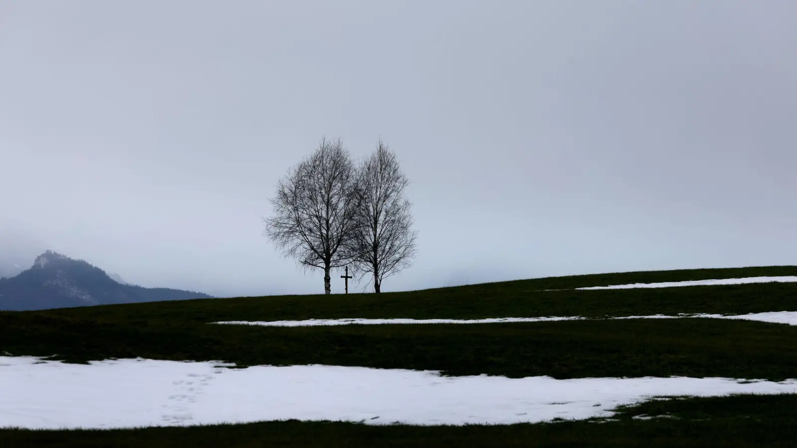 Kälte, Glätte und Nebel dominieren das bayerische Wetter. (Archivbild) (Bild: Karl-Josef Hildenbrand/dpa)