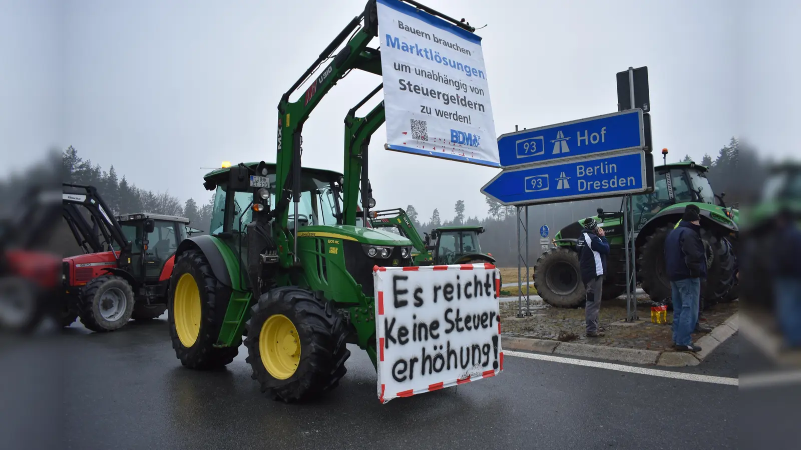 Auch im Landkreis Tirschenreuth blockierten Traktoren die Autobahnauffahrten. (Bild: lue)