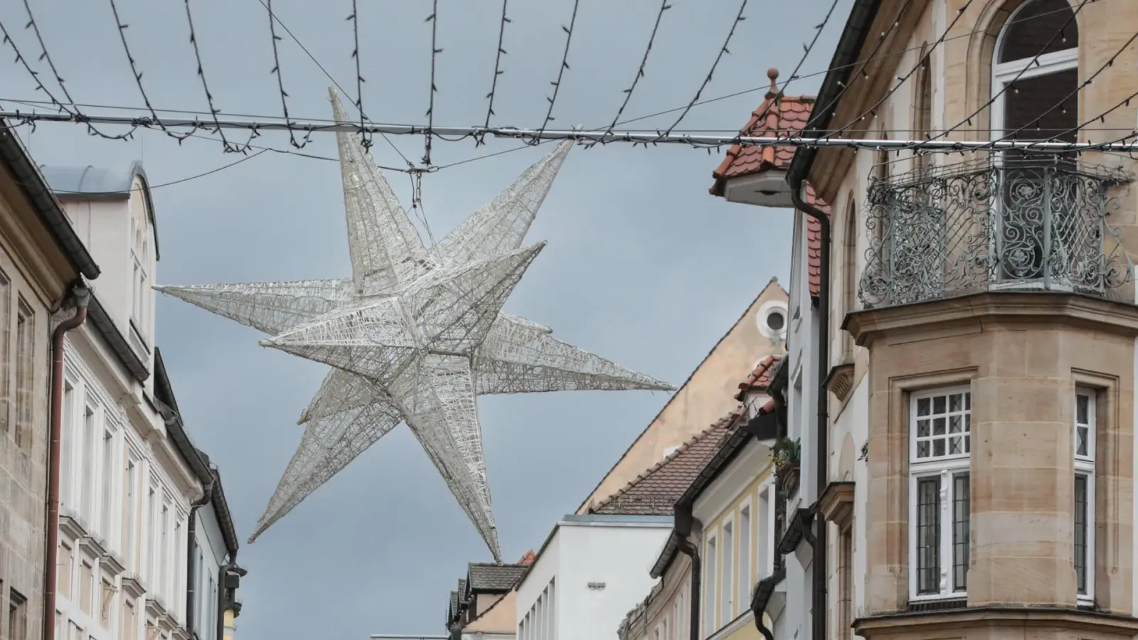 An dieser Stelle stoppt der Lichterteppich auf Höhe der Regierungsstraße. Grund dafür sind Bauarbeiten am ehemaligen Hussel-Haus. (Bild: Wolfgang Steinbacher)