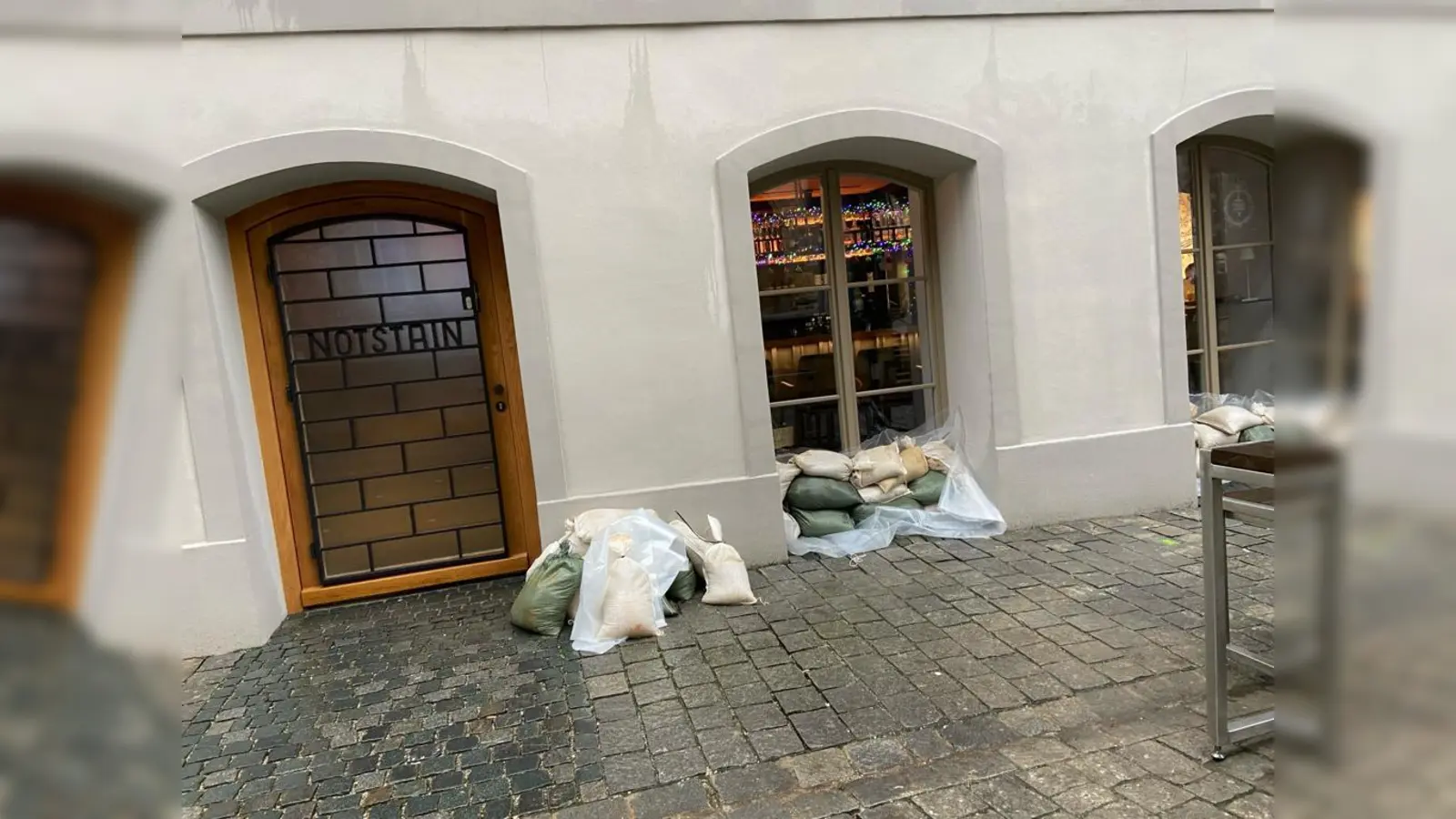 In Amberg liegen die Sandsäcke bereit.  (Bild: ass)