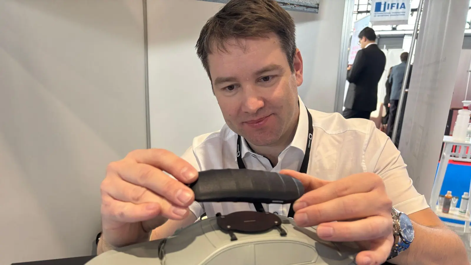 Ein Dachgepäckträger, der sich wie ein Zelt zusammenfalten lässt. (Bild: Christiane Oelrich/dpa)