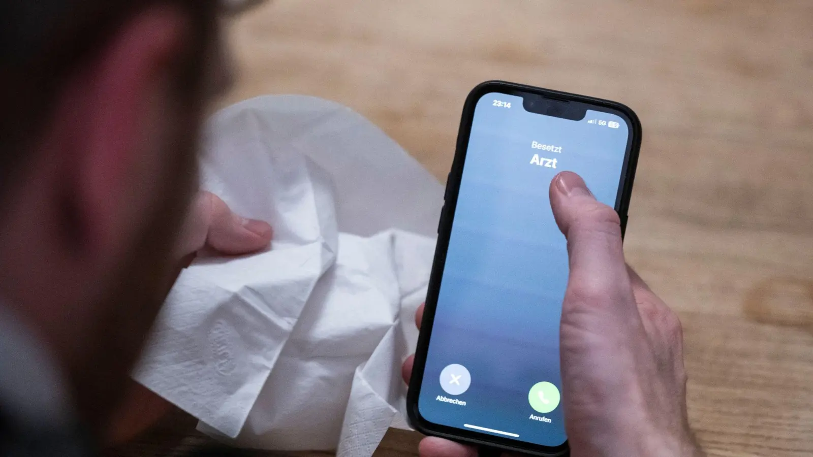 Die Möglichkeit zur telefonischen Krankschreibung erleichtere die Praxisabläufe und helfe auch Patientinnen und Patienten, so der Hausärzteverband. (Bild: Hannes P. Albert/dpa)