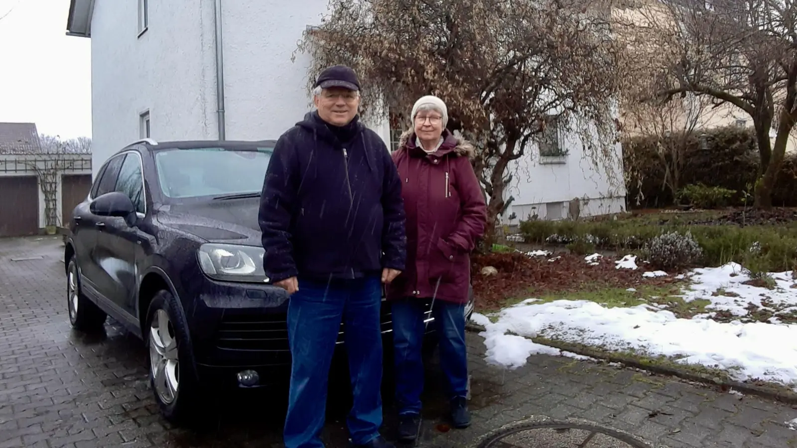 Ingeborg und Herbert Duschl mit dem VW-Touareg, der im Schnee steckengeblieben ist. (Bild: Familie Duschl)