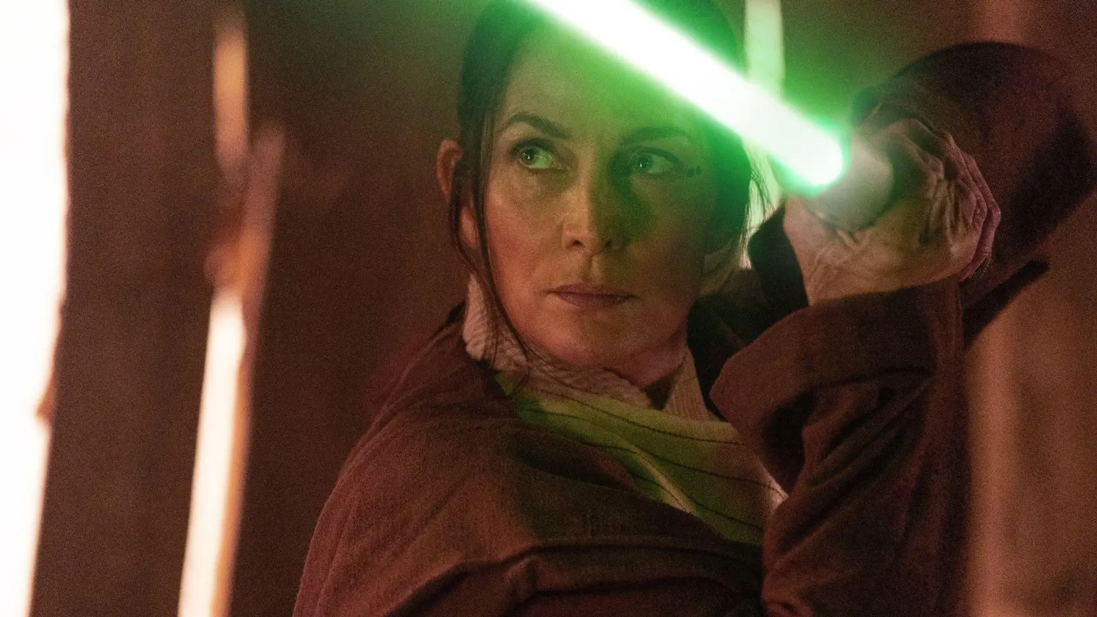 Carrie-Anne Moss als Jedi-Meisterin Indara in „Star Wars: The Acolyte“. (Bild: Christian Black/Lucasfilm Ltd./dpa)