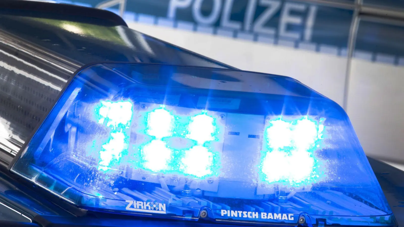 Ungewöhnlicher Diebstahl in Amberg: Eine Frau stiehlt einen vollbepackten Einkaufswagen. Die Polizei sucht nach der Täterin. (Symbolbild: Friso Gentsch/dpa)
