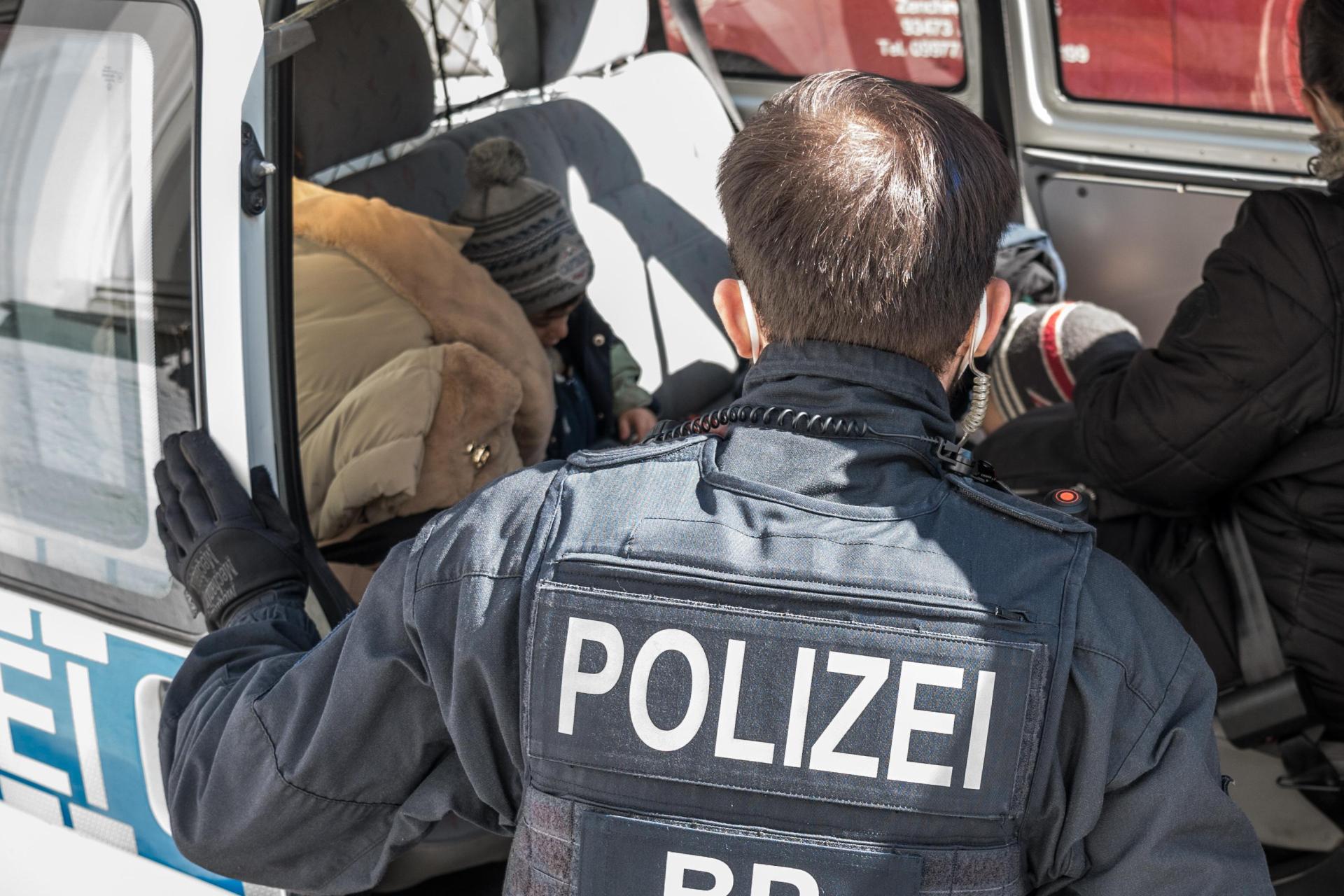 Bei Grenzkontrollen greifen die Bundespolizisten immer wieder unerlaubt eingereiste Migranten auf. (Symbolbild: Bundespolizei)