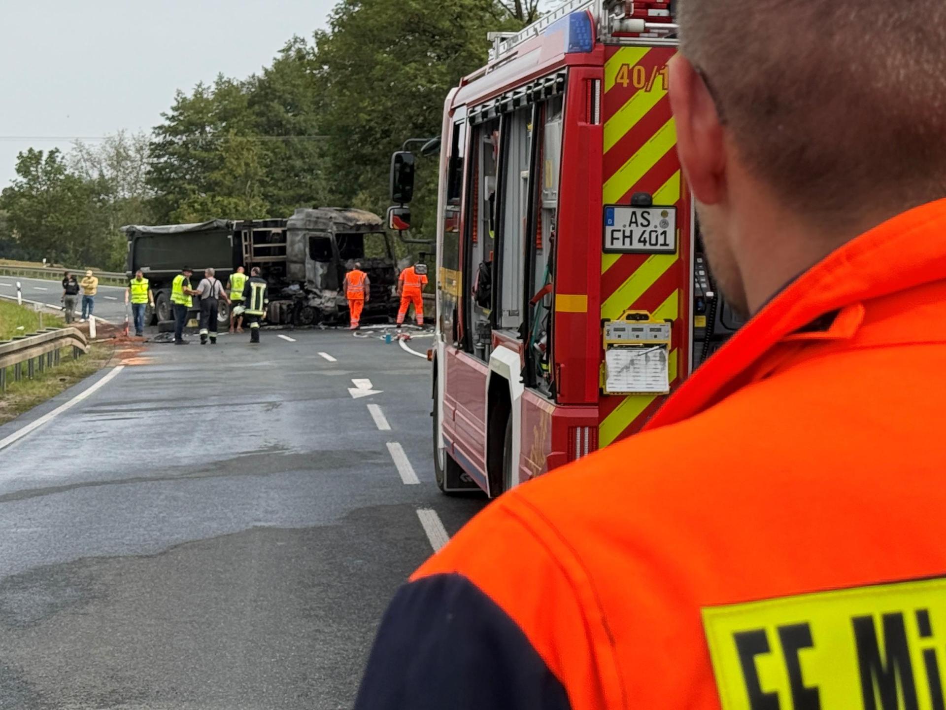 Bei Gebenbach sind auf der B299 die Fahrer zweier BMW in einen entgegenkommenden Lkw gekracht, der Laster brannte aus, ein 22-Jähriger starb.  (Bild: Stephan Huber)
