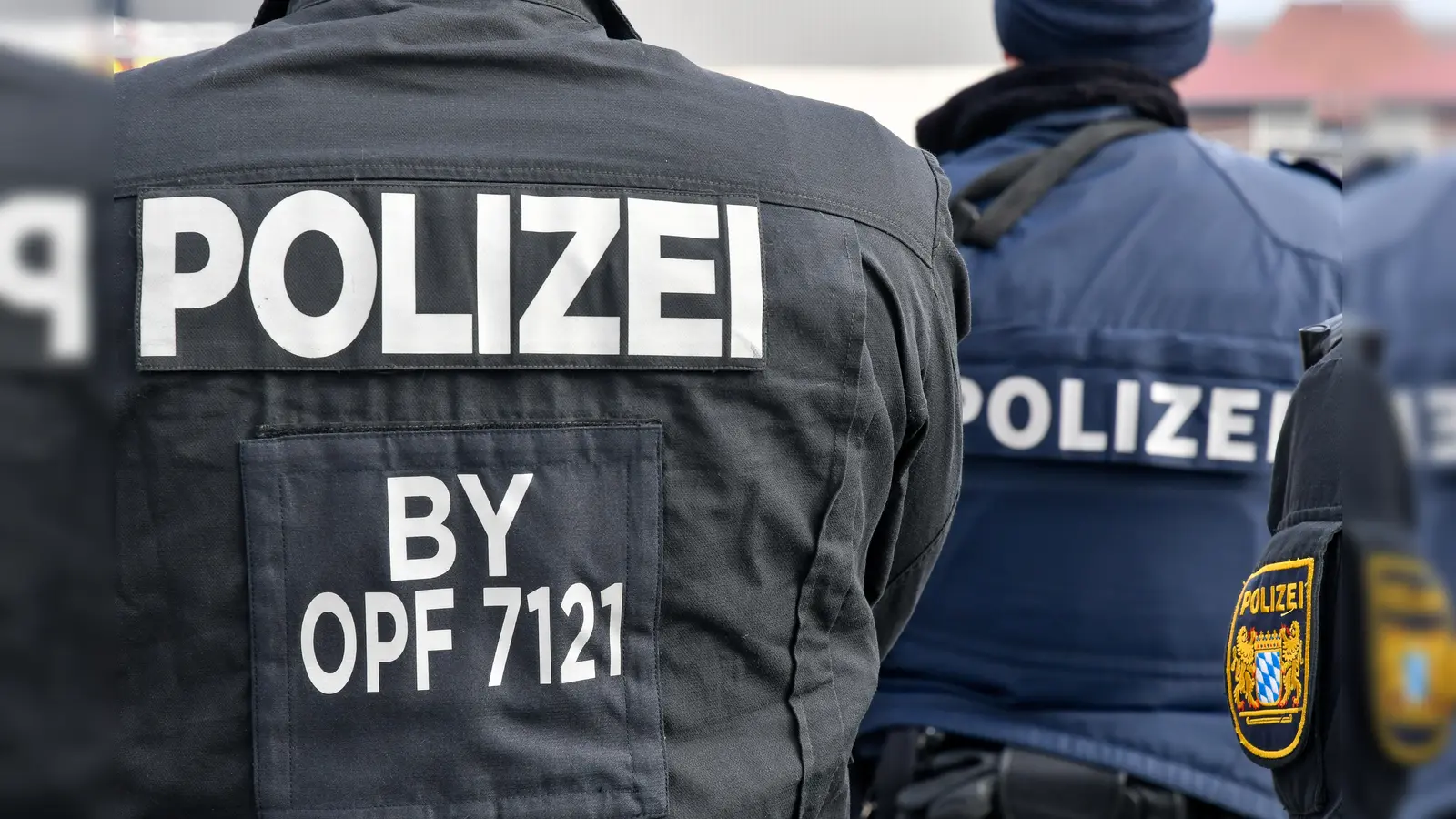 In Amberg und Sulzbach-Rosenberg hat die Polizei am Dienstag mehrere Wohnungen durchsucht. (Symbolbild: Petra Hartl)