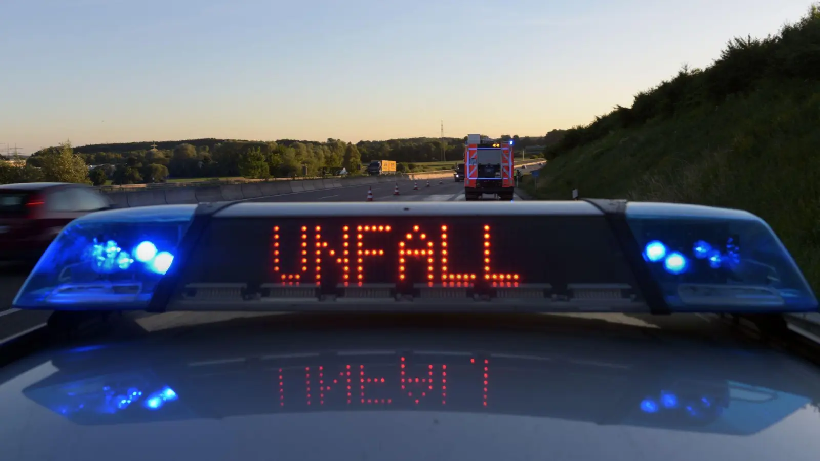 Eine 59-Jährige wurde am Samstagabend bei einem schweren Unfall auf der B 85 bei Auerbach getötet. (Symbolbild: Stefan Puchner/dpa)