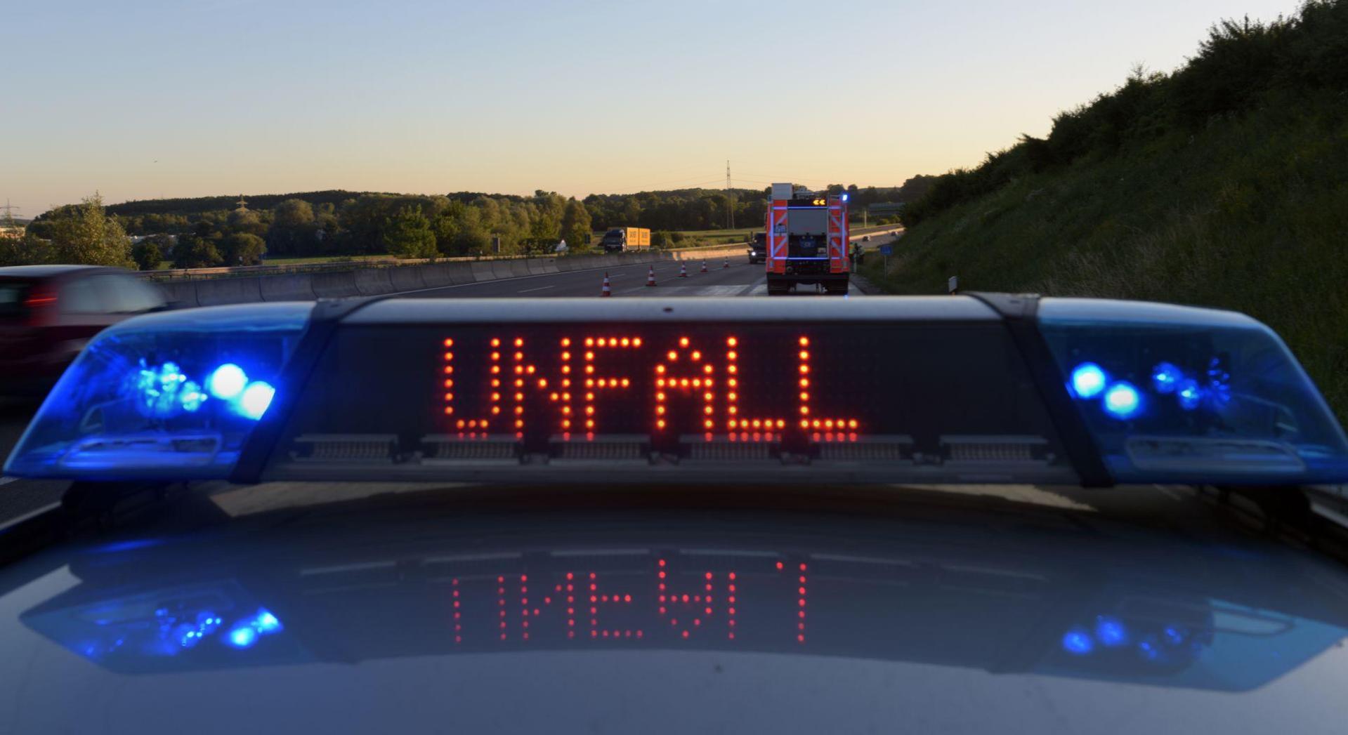 Eine 59-Jährige wurde am Samstagabend bei einem schweren Unfall auf der B 85 bei Auerbach getötet. (Symbolbild: Stefan Puchner/dpa)