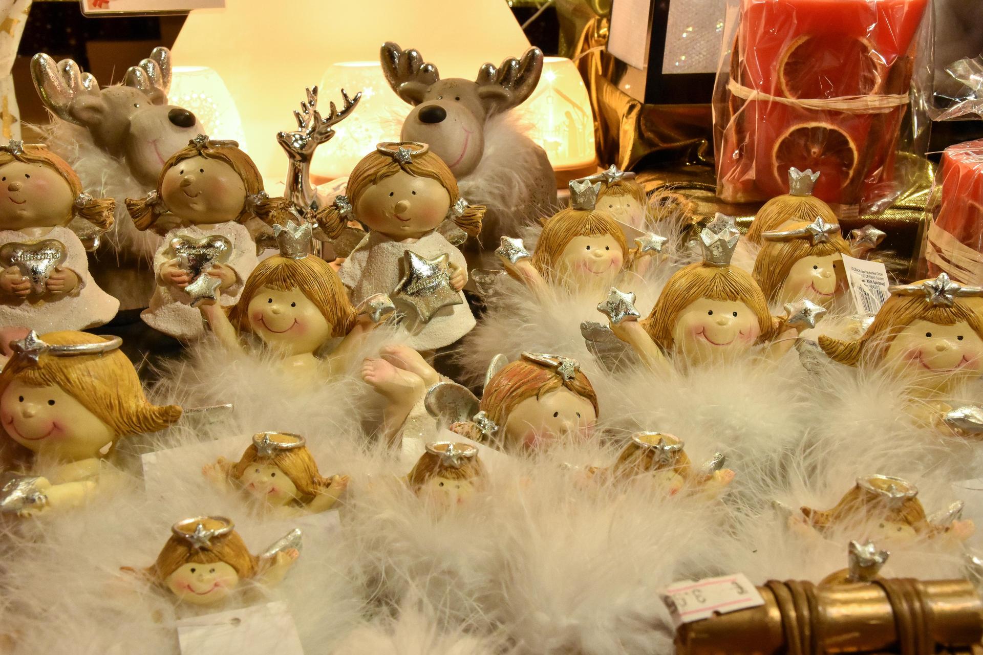 Wer noch nicht genügend Weihnachtsdeko hat, könnte derzeit am Amberger Marktplatz fündig werden. (Bild: Stephan Huber)