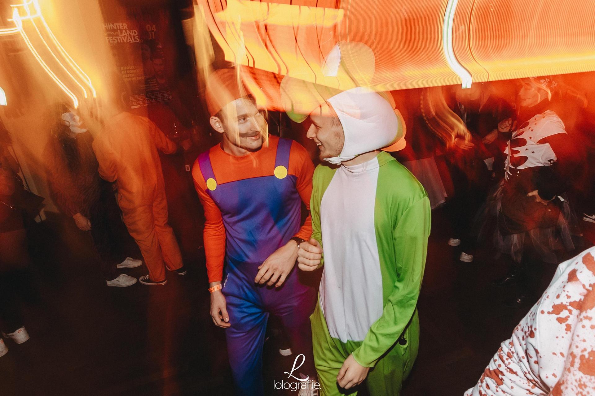 „Creepy Carneval” - das war das Motto der Halloween-Nacht im Casino. Und creepy waren auch viele der Partygäste mit ihren Verkleidungen. (Bild: Leonie Hartung)