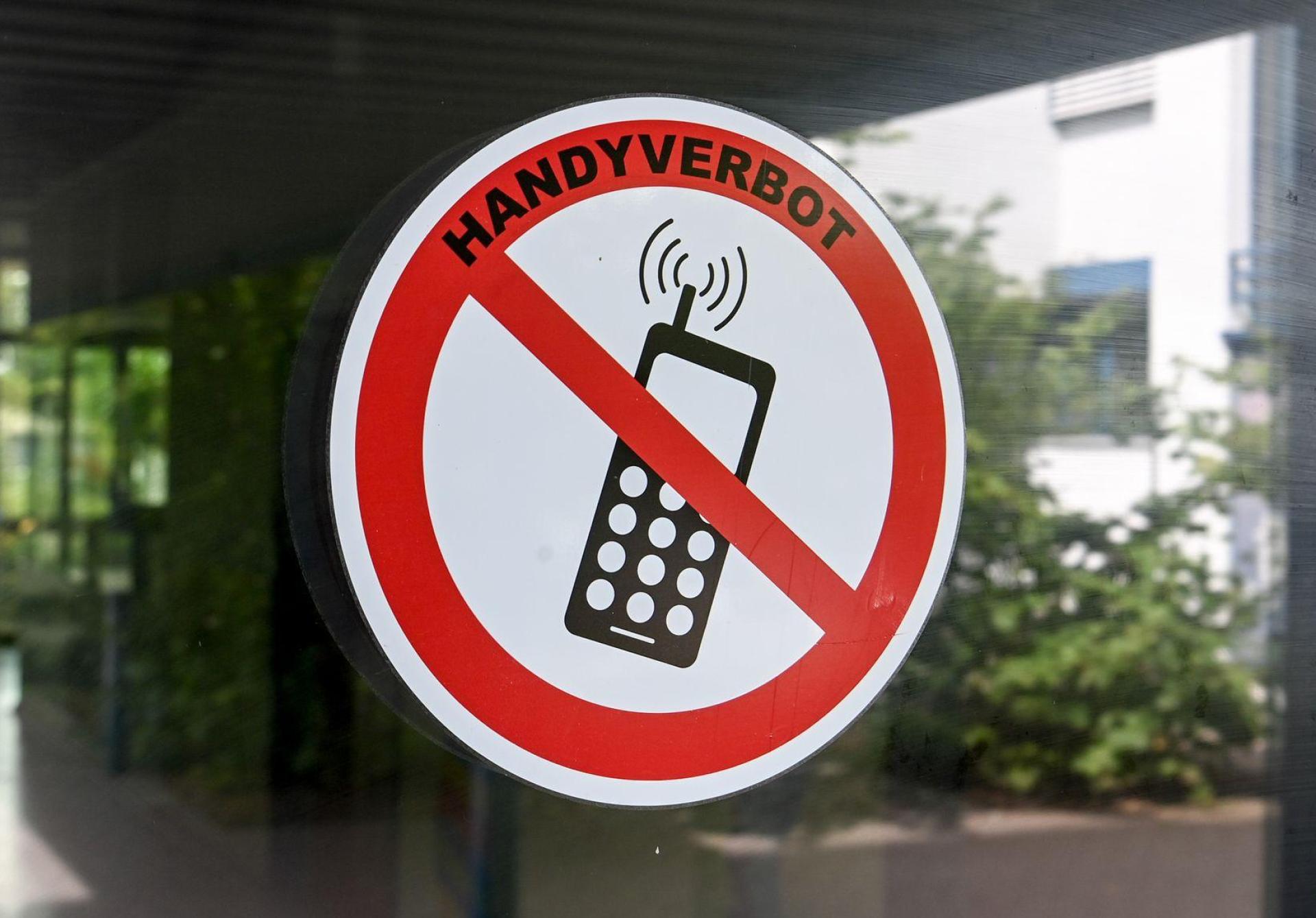 Tschechien plant an Handyverbot an Schulen ab September 2027. (Symbolbild) (Bild: Jens Kalaene/dpa)