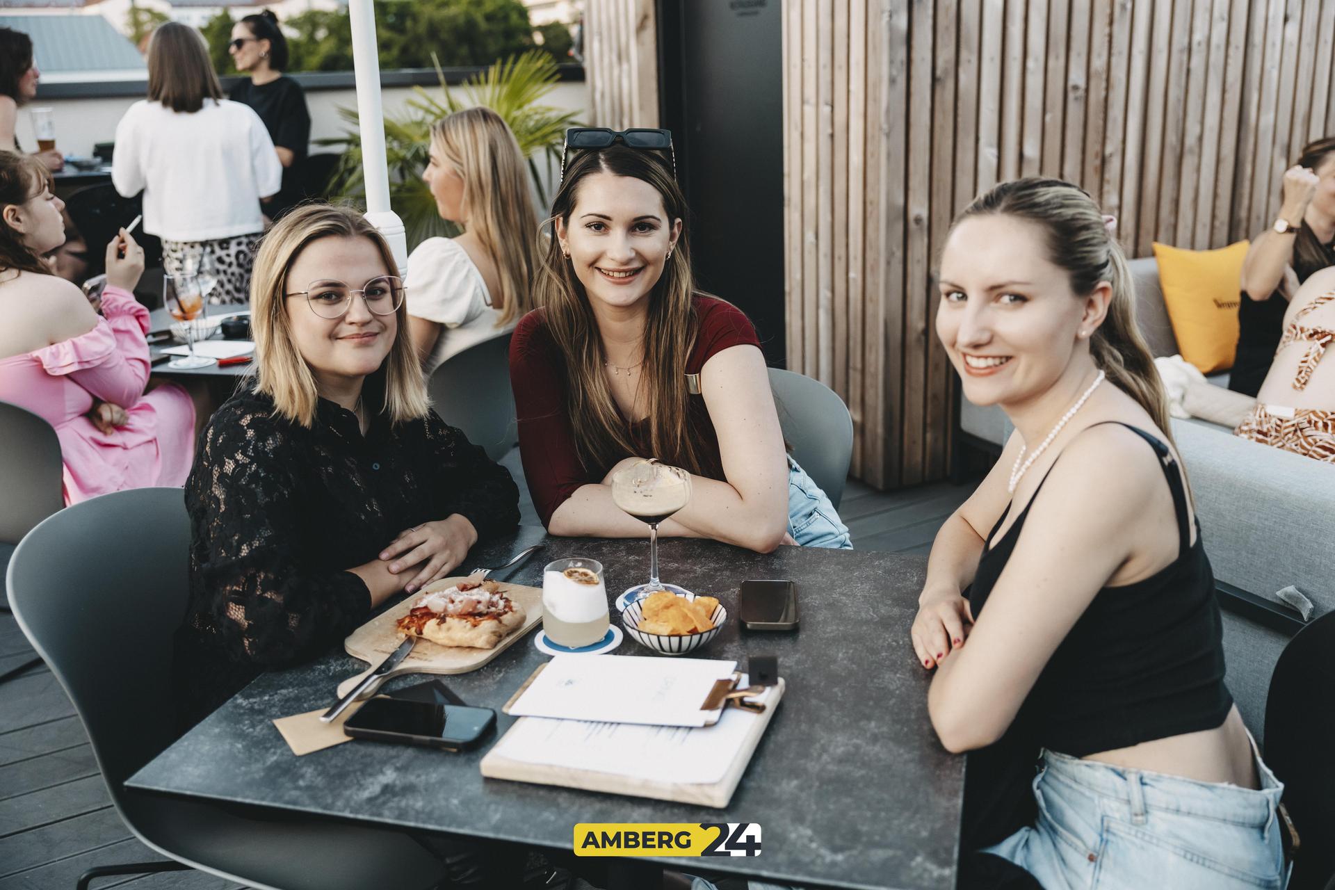 Ein Drink in der Hand, die Sonnenbrille auf der Nase und hinter der Stadt geht die Sonne unter – das ist der Vibe vom Sundowner in der Walküre Skybar. Das sind die besten Fotos vom Abend. (Bild: Lolografie)