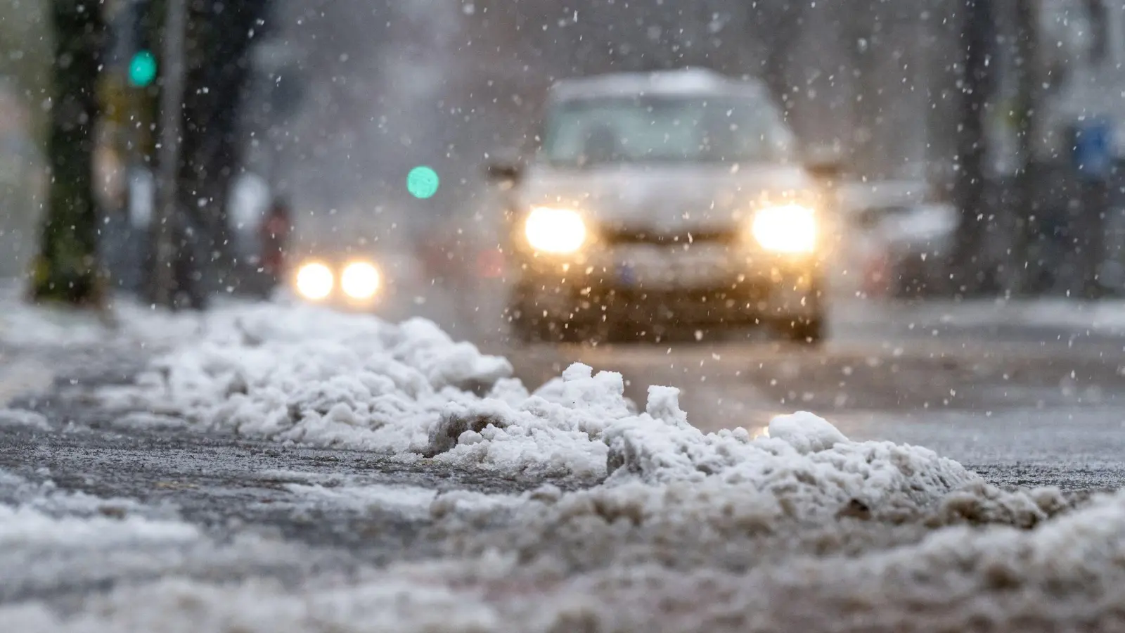 Mit Schnee und Eis kamen manche Autofahrer am Dienstag nicht zurecht. Es kam zu witterungsbedingten Verkehrsunfällen. (Symbolbild: Armin Weigel/dpa)