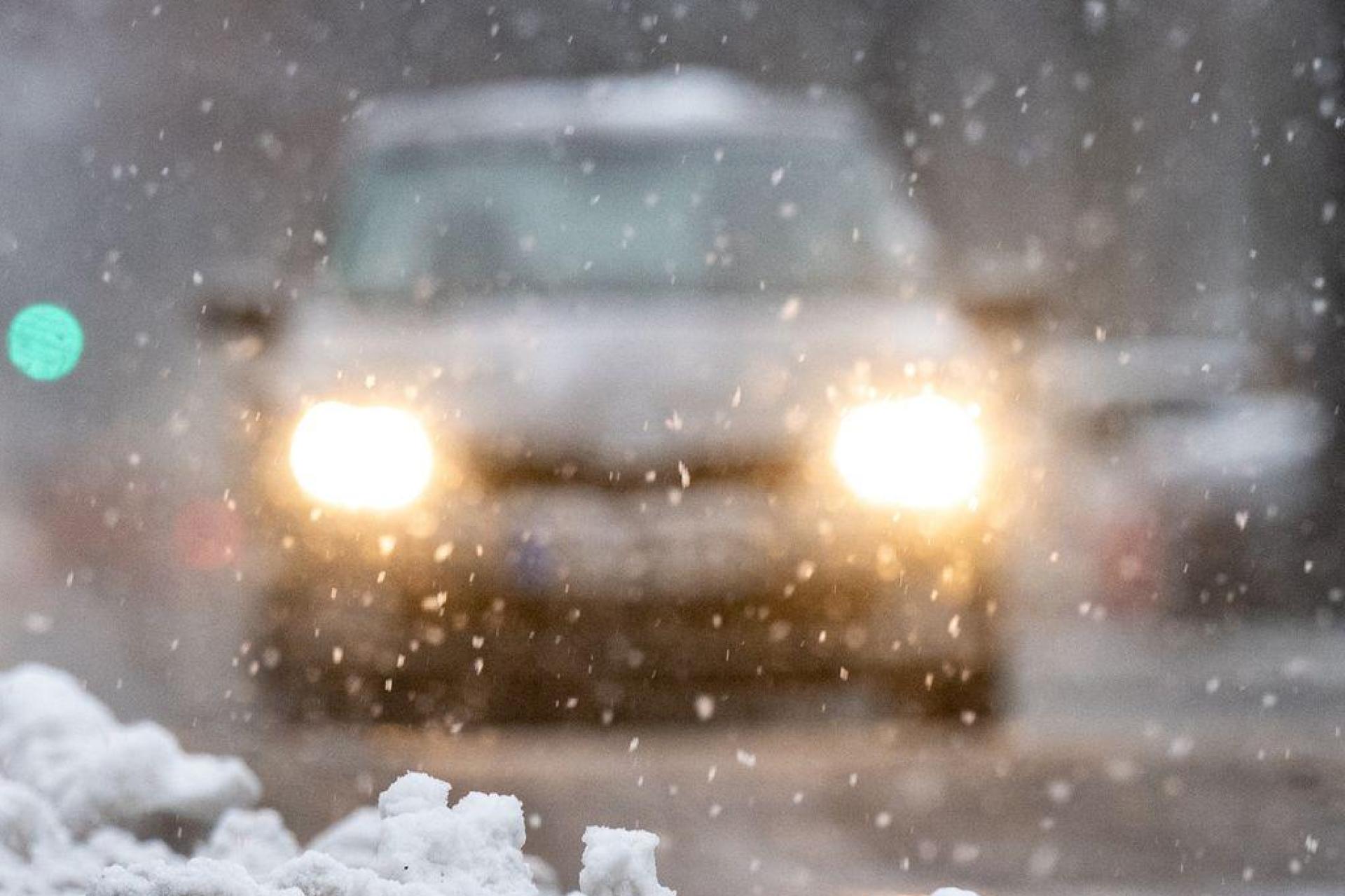 Mit Schnee und Eis kamen manche Autofahrer am Dienstag nicht zurecht. Es kam zu witterungsbedingten Verkehrsunfällen. (Symbolbild: Armin Weigel/dpa)