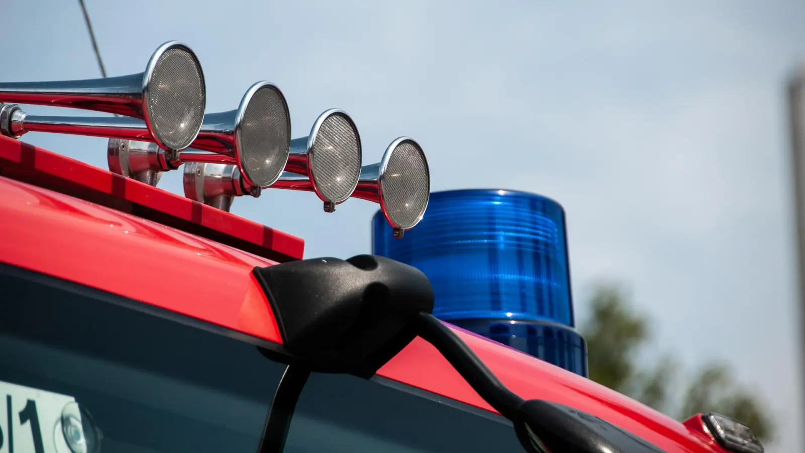 Wegen eines schwer verletzten Motorradfahrers sperrten Feuerwehrkräfte am Sonntag, 14. Juli, kurzzeitig die B299 bei Ursulapoppenricht. (Symbolbild: Alexander Unger)