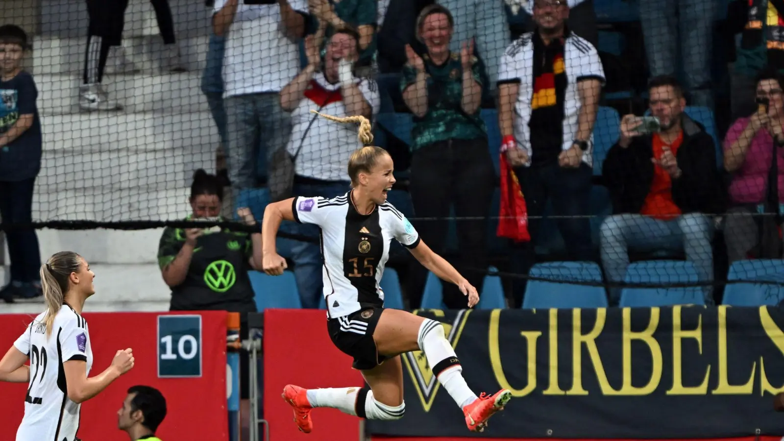 Giulia Gwinn wird die DFB-Elf gegen Österreich als Kapitänin anführen. (Bild: Federico Gambarini/dpa)