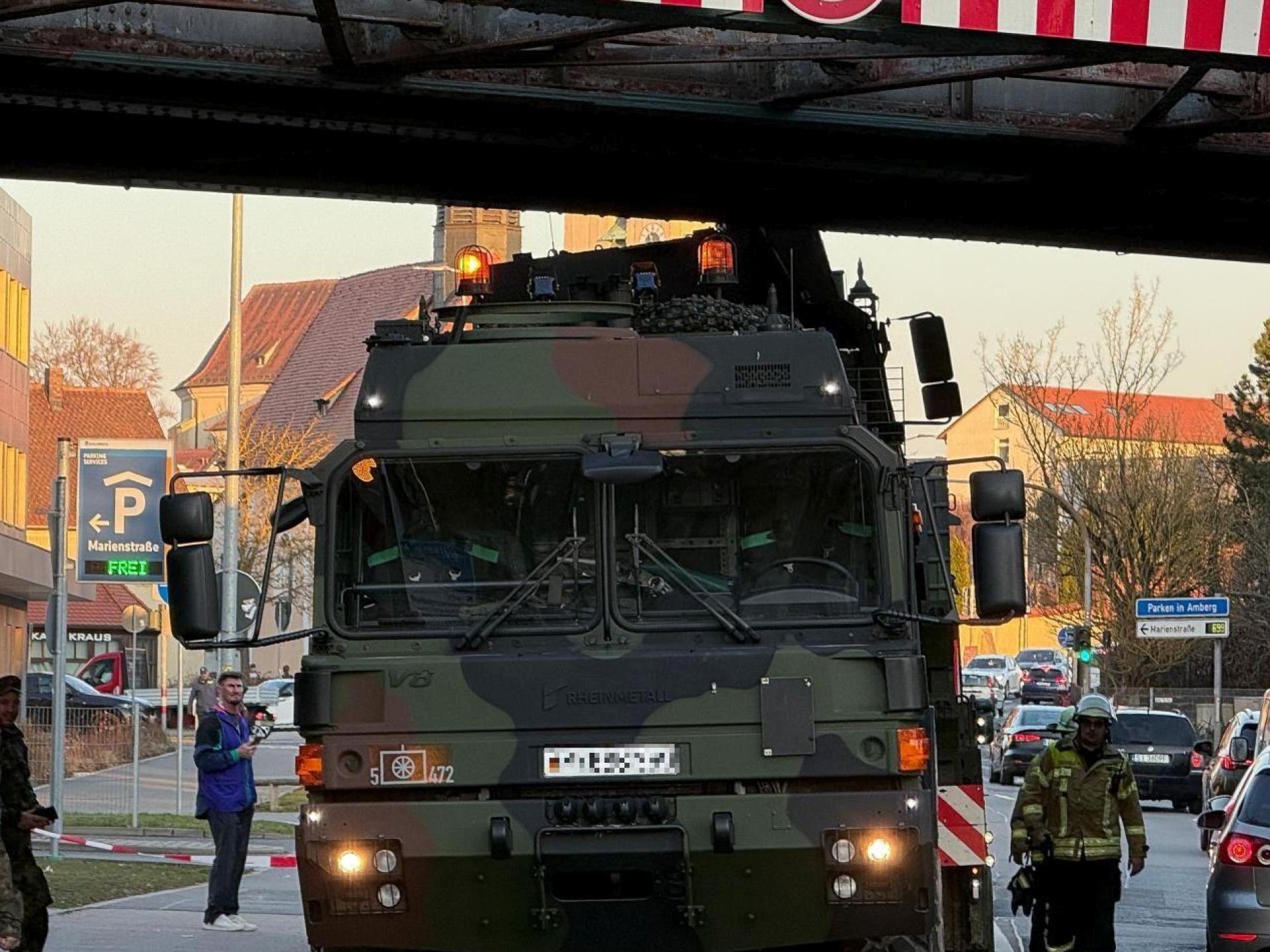 Die Bahnbrücke über die Regensburger Straße ist von einem Sattelzug der Bundeswehr touchiert worden.  (Bild: Wolfgang Steinbacher)