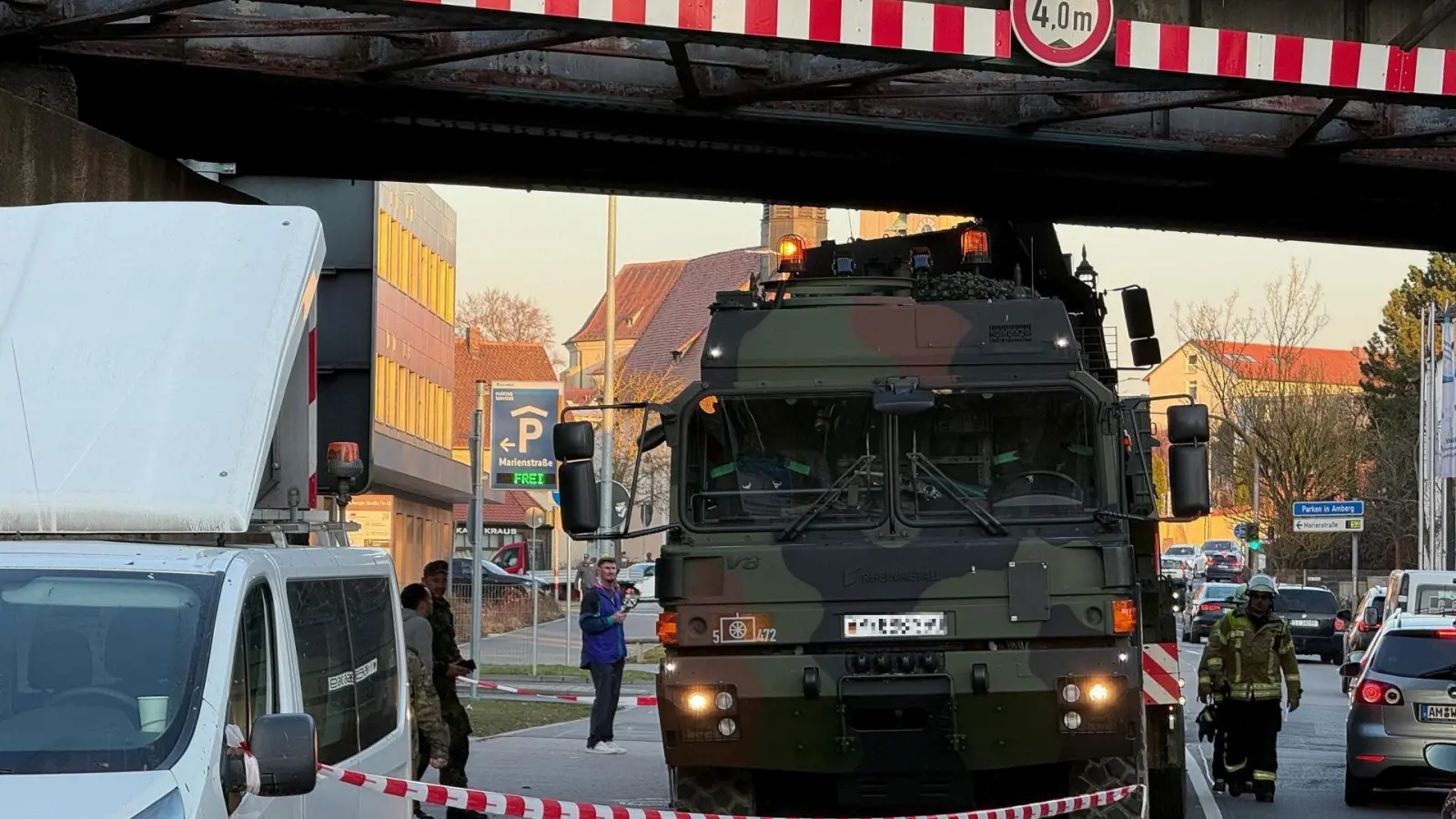 Die Bahnbrücke über die Regensburger Straße ist von einem Sattelzug der Bundeswehr touchiert worden.  (Bild: Wolfgang Steinbacher)