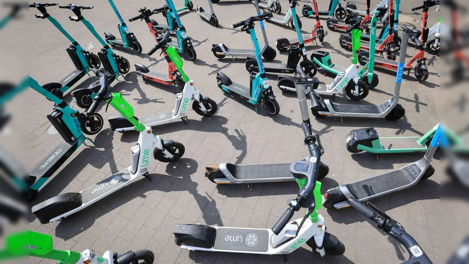 E-Scooter spalten die Gemüter: Die einen nervt es, dass sie auf dem Gehweg herumstehen – die anderen finden sie ungemein praktisch, um schnell voranzukommen. (Symbolbild: Christian Charisius/dpa/dpa-tmn)