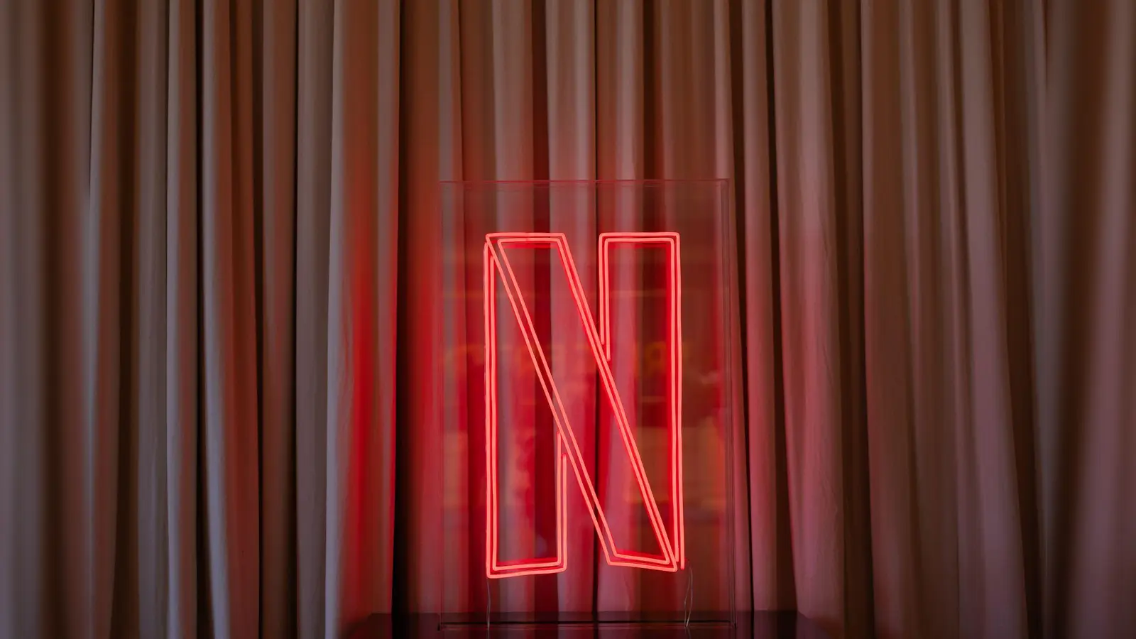 Netflix erhöht regelmäßig die Preise - und genug Kunden in verschiedenen Ländern spielen bisher mit.  (Symbolbild: Rolf Vennenbernd/dpa)
