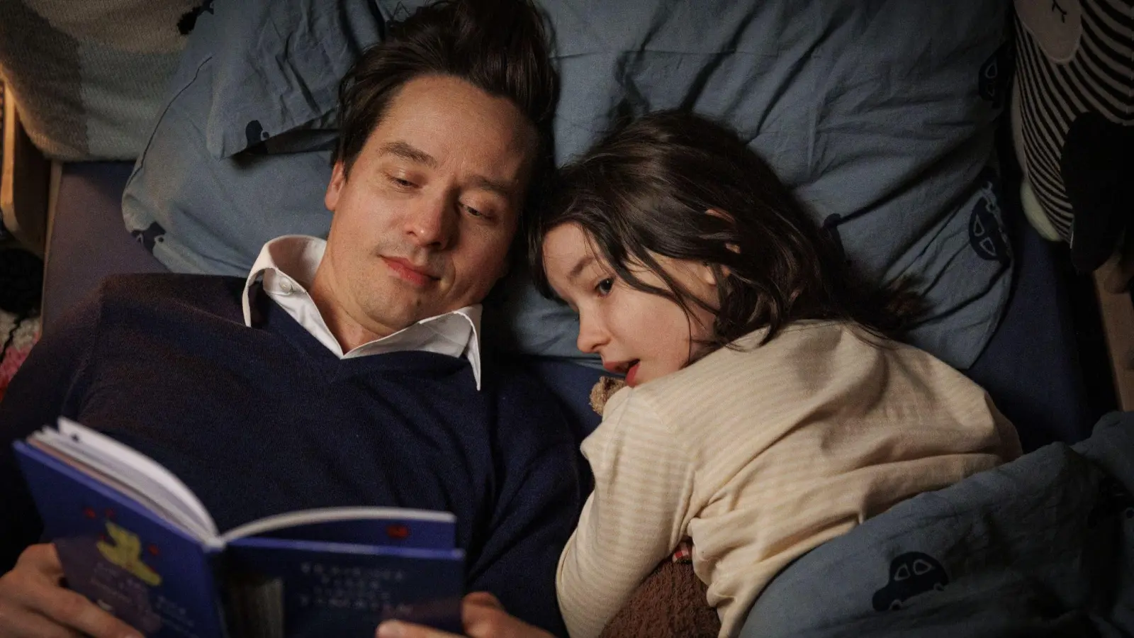 Vater Wolf (Tom Schilling) und seine Tochter Nina (Pola Friedrichs) in „Eine Million Minuten“. (Bild: -/Warner Bros. Germany/dpa)