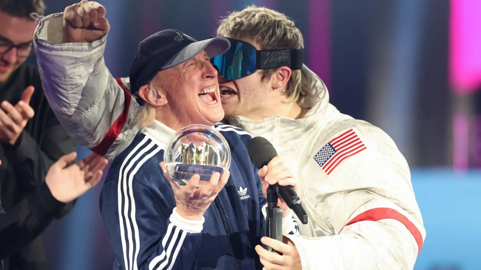 Ski Aggu (r) und Otto Waalkes freuen sich über ihren Preis bei der Preisverleihung „1Live-Krone“ im Lokschuppen Bielefeld. (Bild: Friso Gentsch/dpa)