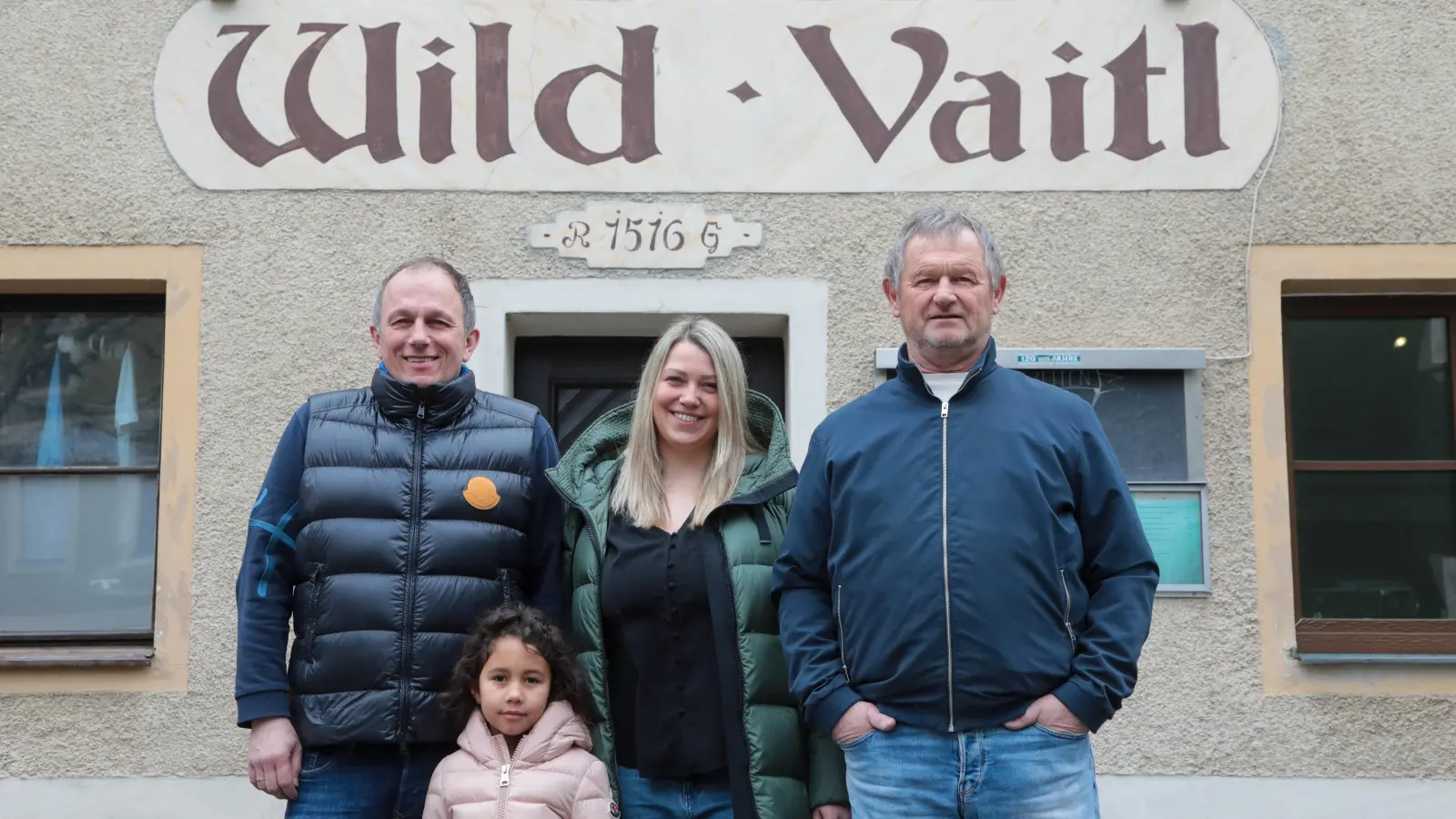 Die Wirte Jörg Kroha (mit Tochter Sofie), Stefanie Lenz und Albert Wartha haben das Wild-Vaitl gekauft, damit das Wirtshaus so bleiben kann, wie es ist. (Bild: Wolfgang Steinbacher)