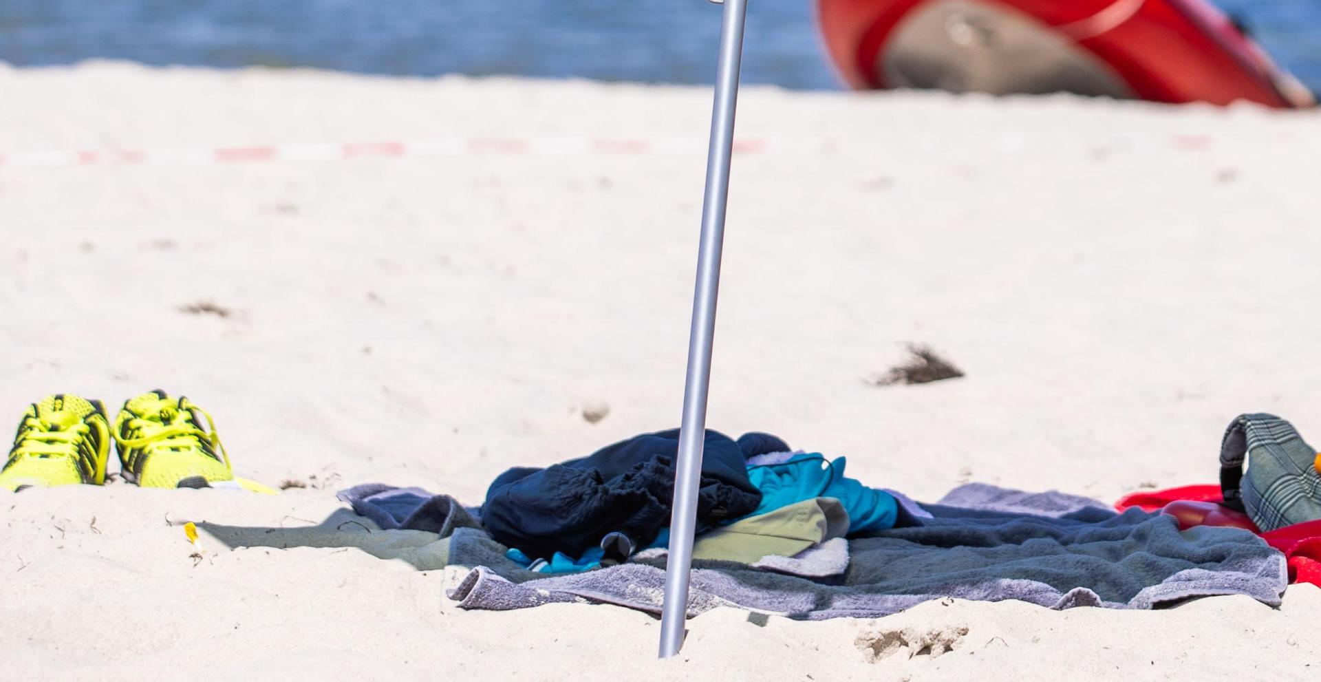 Am Ragerweiher in Schwarzenfeld wurden am Dienstag Suchmaßnahmen eingeleitet, nachdem Kleidung gefunden wurde. (Symbolbild: Jens Büttner)