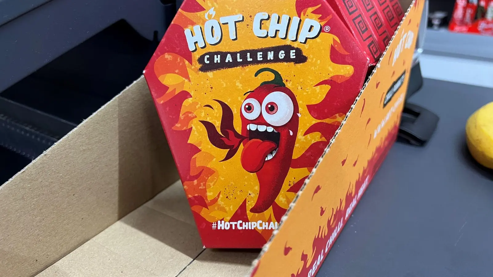 Mehrerer Packungen der „Hot Chip Challenge“ liegen bei einem Späti neben der Kasse. (Bild: Doreen Garud/dpa)