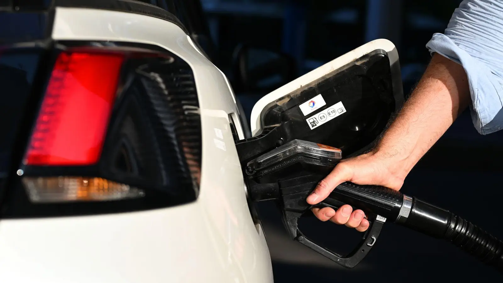 Ein 42-jähriger Amberger wurde ohne Fahrerlaubnis und unter Drogeneinfluss erwischt, nachdem sein Auto wegen Spritmangels liegen blieb. (Bild: Monika Skolimowska/dpa-Zentralbild/dpa)