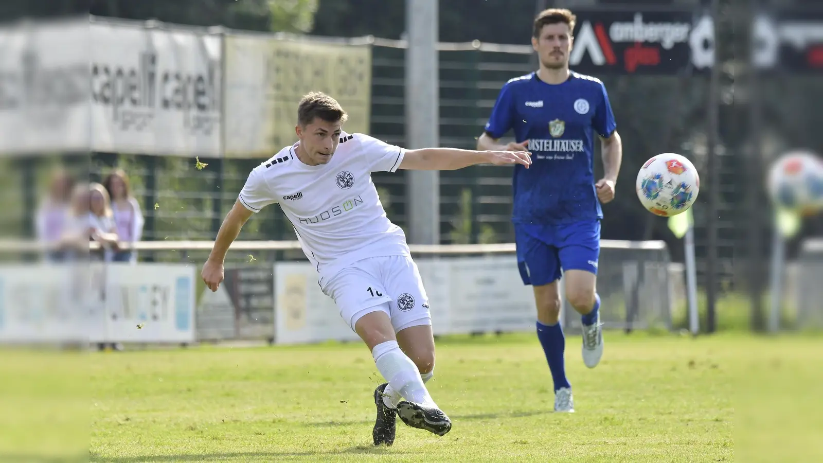 Fabian Geitner (links) verlässt den Bayernligisten DJK Gebenbach und spielt nach der Winterpause für den FC Amberg in der Bezirksliga Nord.  (Bild: Hubert Ziegler)