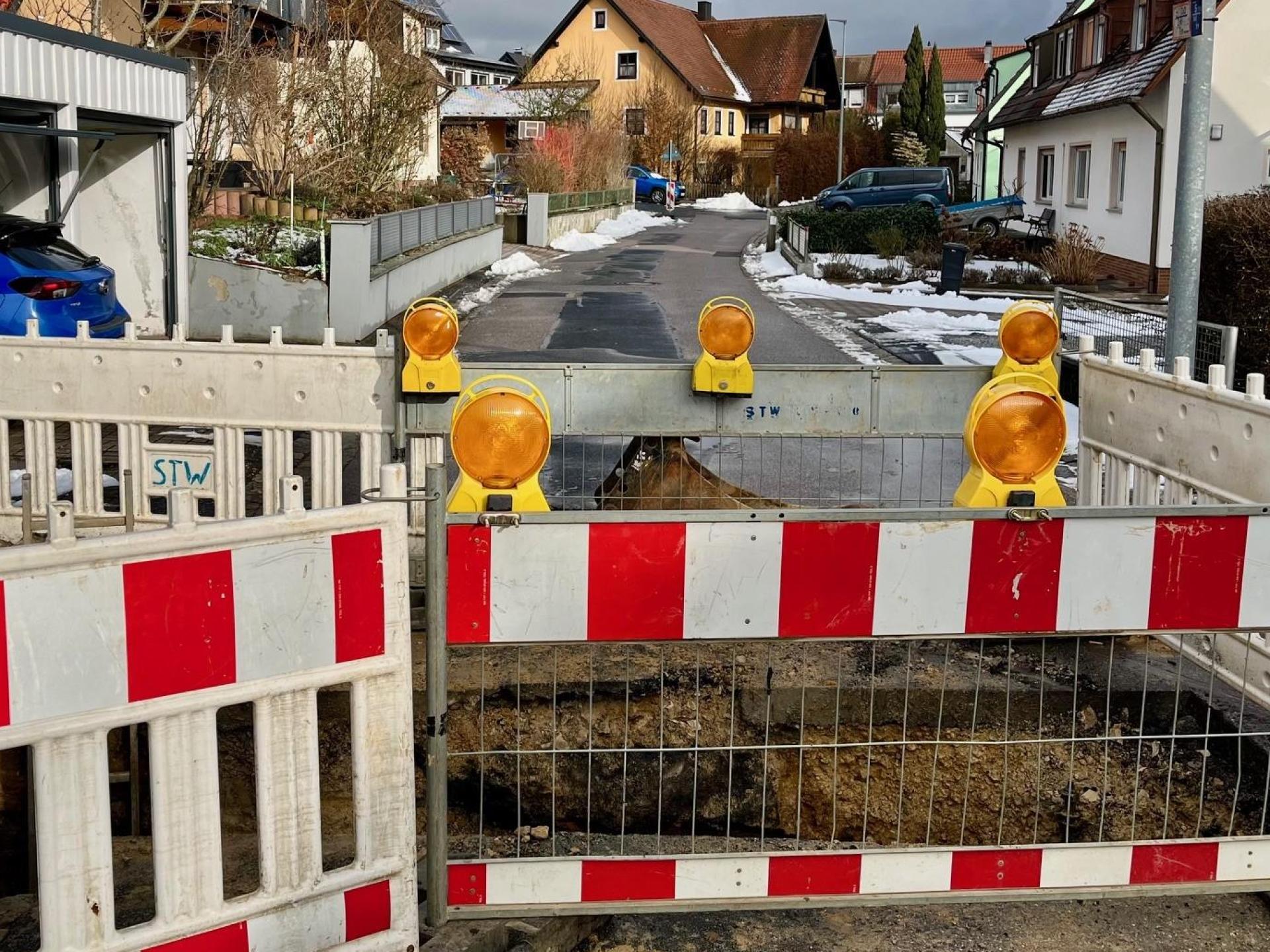 Im Wohngebiet Lerchenfeld ist die Straße „An der Mittelleite“ seit Montag, 16. Februar, gesperrt. Grund dafür ist ein Rohrbruch. Die Stadtwerke kümmern sich um die Reparatur. (Bild: Petra Hartl)