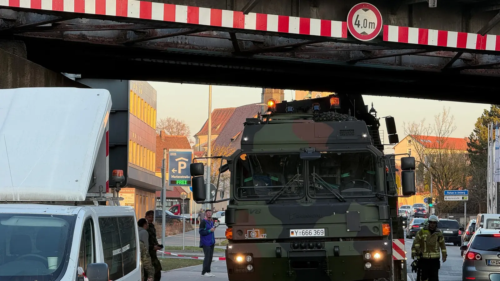 Ein Fahrzeug der Bundeswehr steckt unter Bahnunterführung in der Regensburger Straße in Amberg fest. (Bild: Wolfgang Steinbacher)