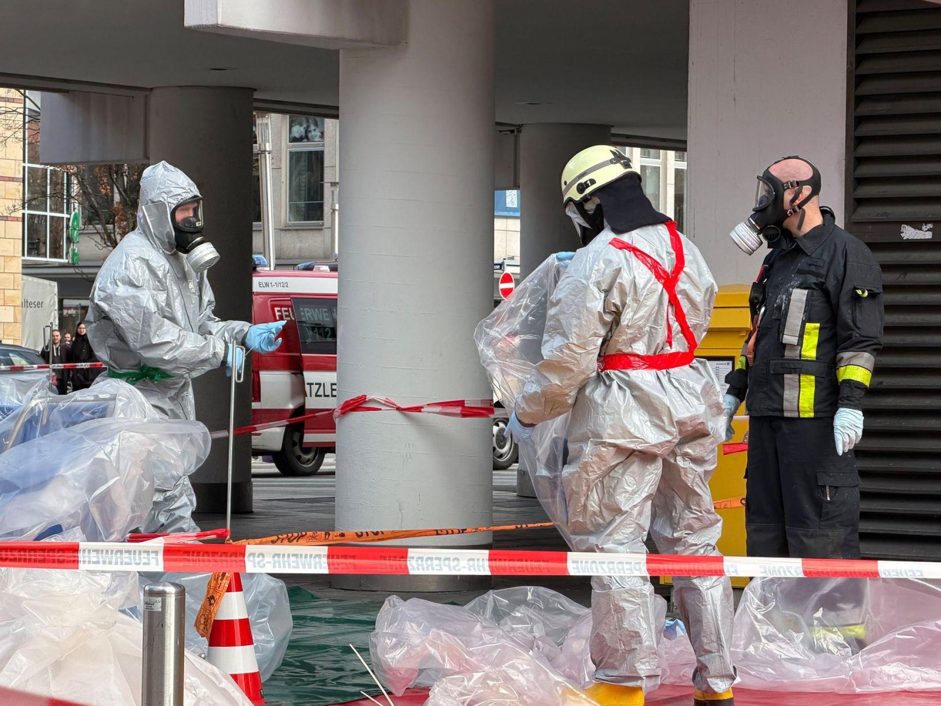 Die Feuerwehr war mit einem Dekontaminationsteam im Einsatz. (Bild: Sven Grundmann/NEWS5/dpa)