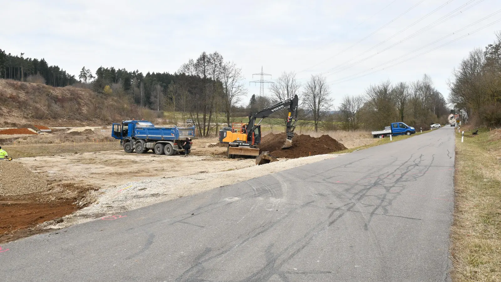 Umleitungen laufen über die Staatsstraße 2165: Das Staatliche Bauamt Amberg-Sulzbach hat wegen des Neubaus einer Brücke auf der Ortsstraße Vilsanger eine Sperrung eingerichtet.  (Bild: Petra Hartl)