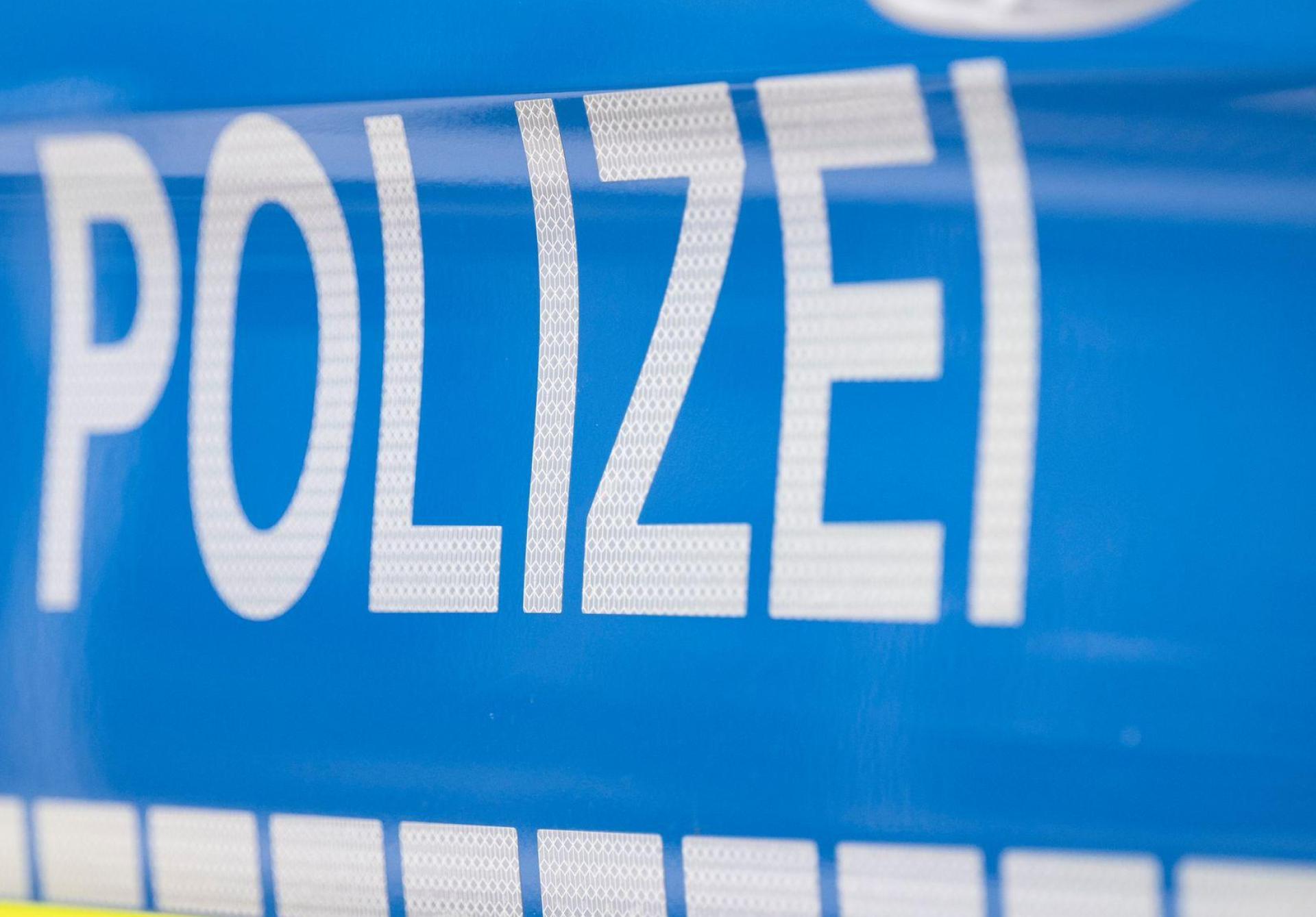 Eine stark alkoholisierte Frau fährt in Amberg mit ihrem Auto vom Parkplatz. Die Polizei leitet ein Strafverfahren gegen sie ein. (Symbolbild: Boris Roessler/dpa)