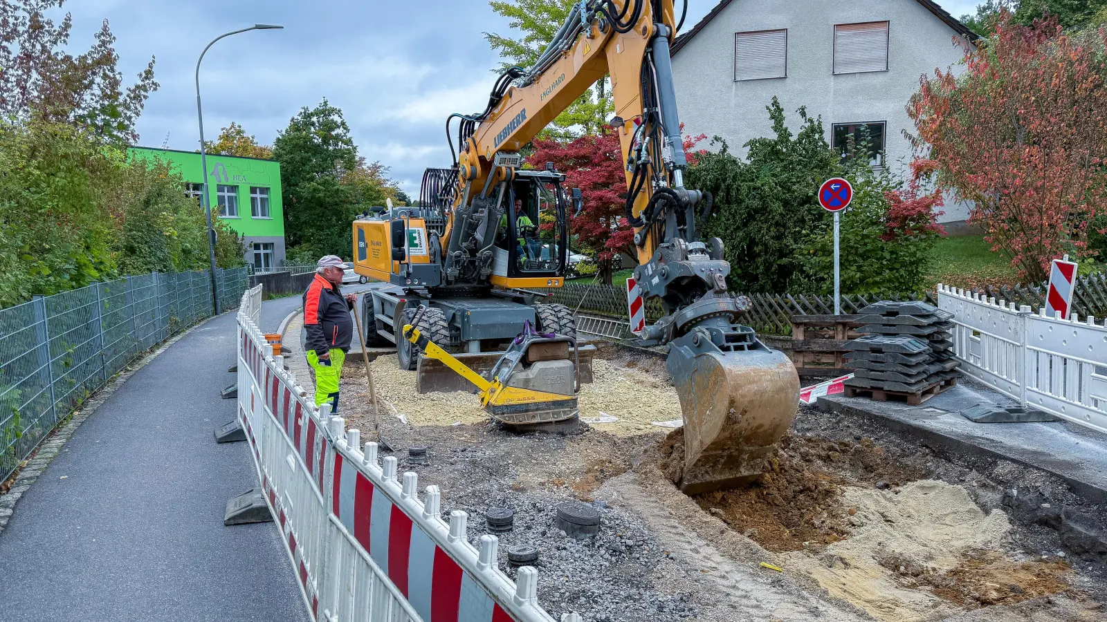 Im Hintergrund links ist das HCA-Gymnasium zu erkennen: Seit knapp einer Woche ist die Straße Am Spittlberg gesperrt, weil die Fahrbahndecke abgesackt war. (Bild: Stephan Huber)