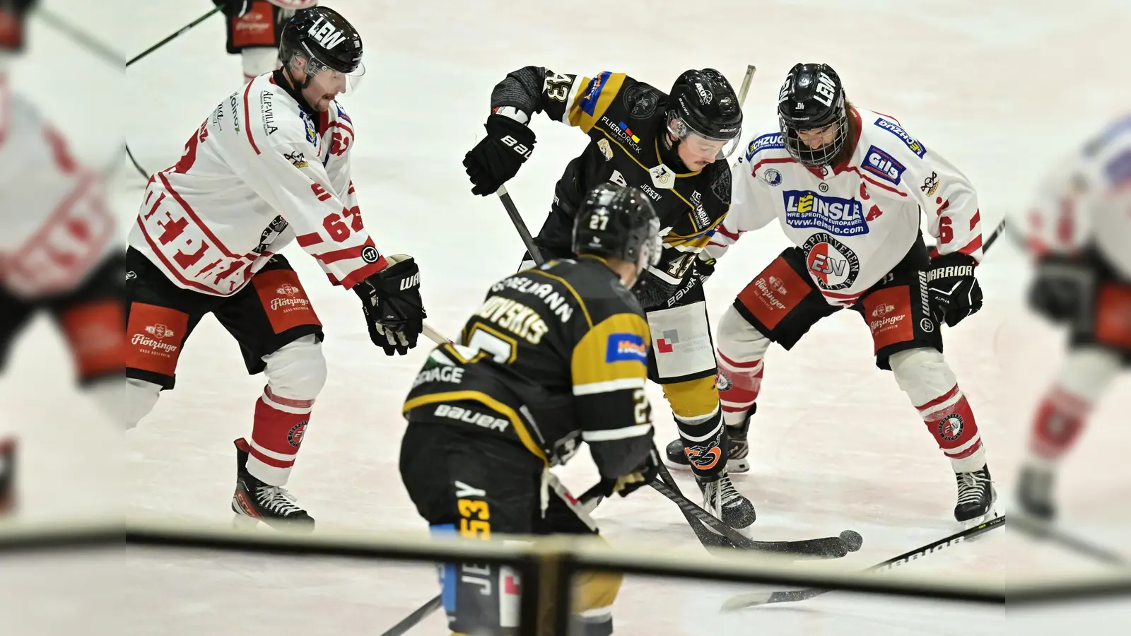Der Mann für wichtige Tore: Nolan Gardiner (Mitte) vom ERSC Amberg ist in dieser Szene von zwei Gegenspielern vom ESV Buchloe umringt. Am vergangenen Sonntag in Burgau avancierte er zum Matchwinner.  (Archivbild: Hubert Ziegler)